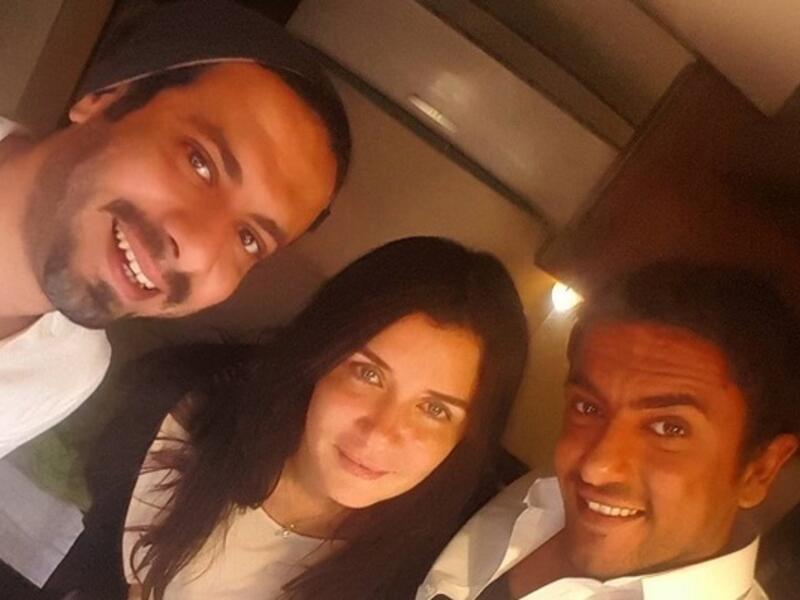 نشر الفنان أحمد العوضي صور جديدة لأبطال عمل مسلسل “الميزان”، جمعت الصور بين النجمة غادة عادل ومحمد فراج وأحمد العوضي، وانهال كم من التعليقات الإيجابية التي أشادت بجمال غادة عادل في الصور، خصوصاً انها ظهرت بالصور بدون مكياج.	