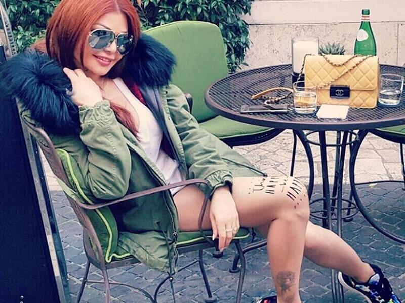 نشرت هيفاء وهبي عبر حسابها على الانستغرام صورة لها مرتدية فيها سترة خضراء وحذاء رياضي يحمل عدة ألوان حادة وبسيطة وظهر على الركبة اليمنى للفنانة اللبنانية كتابات بدت كأنها اسم هيفاء بالإنجليزية “H A I F A “، وعلقت على الصورة قائلة “Think happy. .be happy!”.