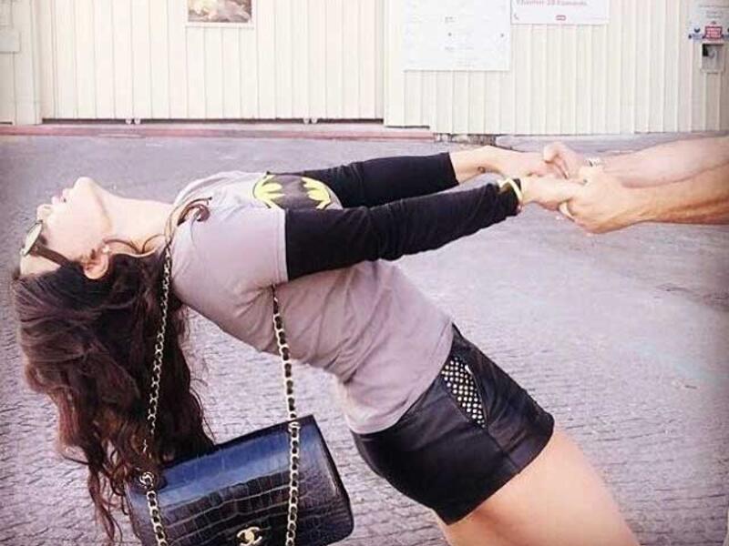 لم تتحدث هيفاء وهبي عن حياتها العاطفية منذ طلاقها من أحمد أبو هشيمة ولكنها تعود الآن لتشغل بال متابعيها من جديد ونشرت وهبي على انستغرام صورة وهي ممسكة بيد رجل لم يظهر منه سوى ذراعيه فقط مما زاد من فضول متابعيها وجعلهم يتساءلون هل هناك حبيب جديد في حياتها؟