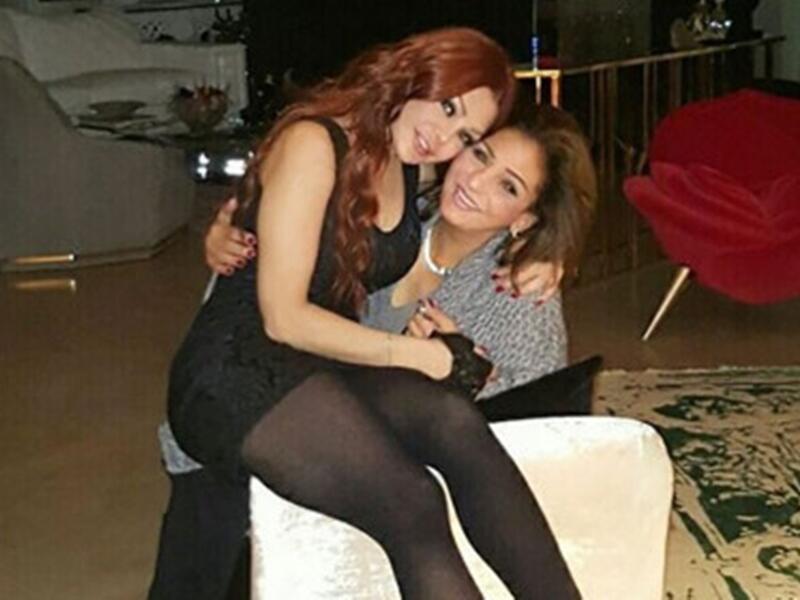 على طريقتها الخاصة احتفلت هيفاء وهبي بعيد الأم حيث نشرت صورة لها مع والدتها على “إنستغرام” وهي تحتضنها تعبيرا منها عن مدي حبها قائلة: “أمي ما أتصور حياتي من دونك  العمر ما يحلى غير بوجودك وكل ما يمر عيدك بحضورك أدعي ربي ما يحرمني وجودك كل عام وأنتِ بخير”.