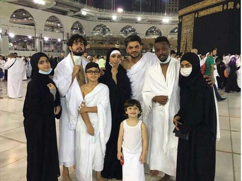 بدأت الفنانة المغربية دنيا بطمة عامها الجديد بعمرة برفقة زوجها ومدير أعمالها محمد ترك وابنته الفنانة حلا الترك دنيا ظهرت في الصورة بملابس الإحرام وعلقت:“اللهم تقبل منا عمرتنا اللهم اغفر ذنوبنا اللهم تب علينا وعافنا واعفو عنا اللهم تقبل دعائنا يا عزيز يا غفار”.