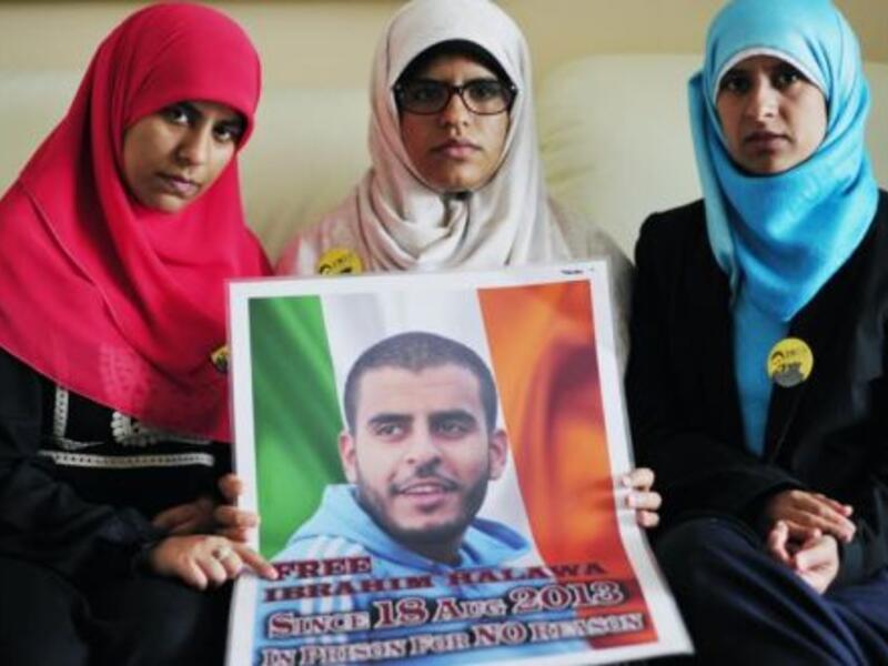 Omaima (left) Fatima and Somaia Halawa sisters of Ibrahim Halawa whose trial in Egypt has been postponed. (Twitter/Irish Times)