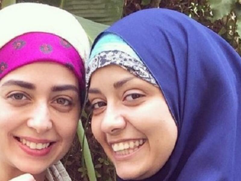 نشرت الممثلة هبة مجدي صورة جديدة من كواليس مسلسل “ولاد تسعة” إلى جانب زميلتها سهر الصايغ هبة ظهرت وهي ترتدي الحجاب وأرفقت الصورة تعليقاً جاء فيه: “كريمة واحسان فى كواليس ولاد تسعة