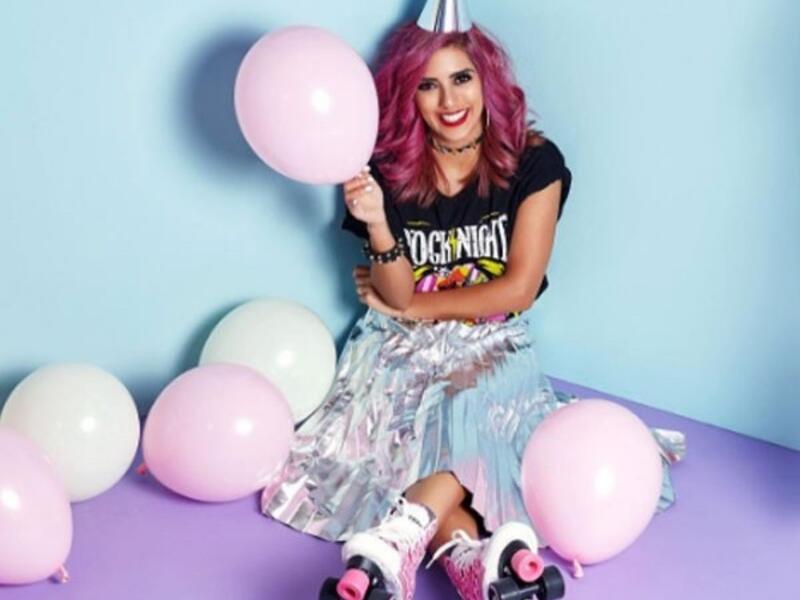 احتفلت هيا عبد السلام بعيد ميلادها بطريقة مختلفة حيث ظهرت بإطلالة طفولية مرتدية تي شيرت أسود منقوش برسومات ملونة وجيب فضي وصبغت شعرها باللون الأحمر وحذاء وردي وكشفت عن عمرها: «أنا في الـ 33 لكني أشعر أني في عامي الـ 13 بسبب كل الحب اللي بتحيطوني به بحبكم»