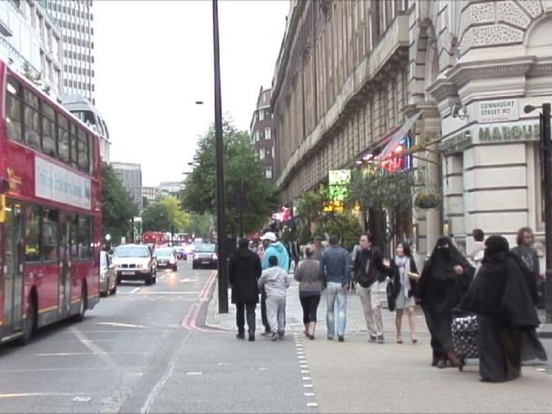 وجه أحد العنصريين شتائم تجاه الفتاة مسلمة  تدعى يارا ترتدي حجابا في احدى محطات لندن قائلاً  " أنتِ إرهابية وحثالة، والمسلمون مسؤولون عن قتل الضحايا في هجمات باريس". وقام شاب بيرطاني بالدفاع عن الفتاة عندما حاول العنصري الاعتداء عليها.