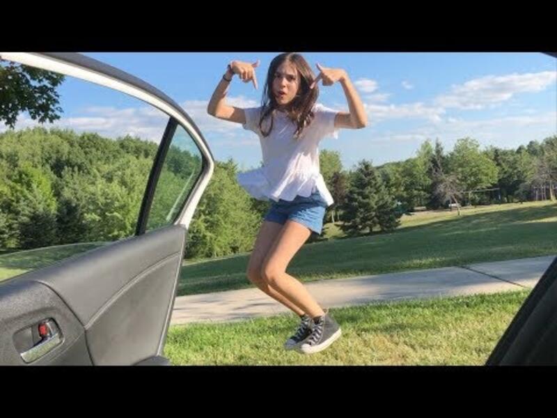 يقوم تحدي kiki بأداء رقصة معينة إلى جانب سيارة تسير على الطريق على أنغام أغنية (in my feelings) للمغني الكندي، دريك ثم نشر الفيديو على وسم InMyFeelings#