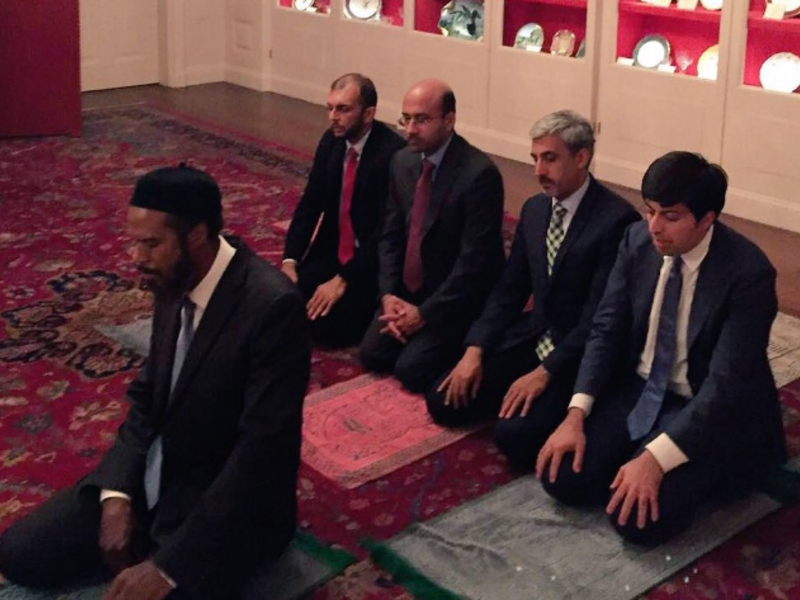 Ahmadiyya Imam Azhar Haneef (on left) and other Ahmadiyyas pray at the White House on Thursday. (Twitter/MuslimIQ)