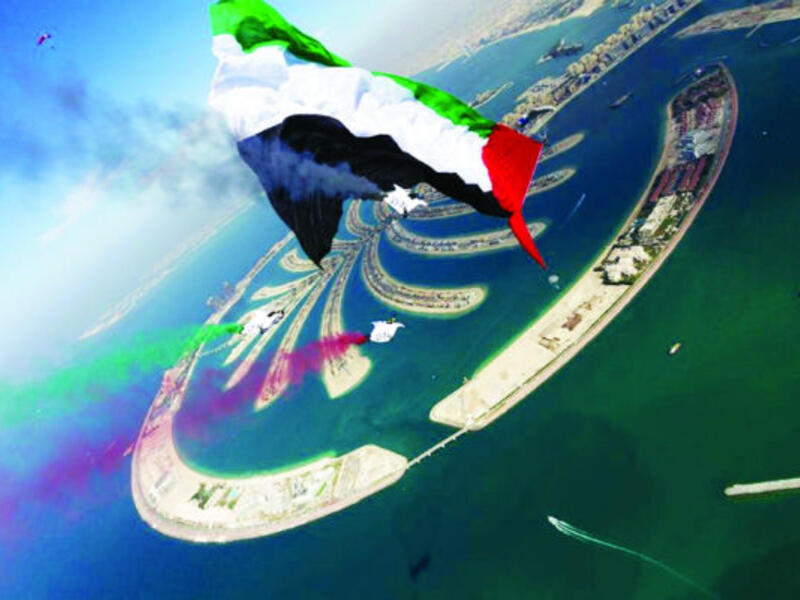 تزامناً مع احتفال الدولة باليوم الوطني الـ47 لقيام اتحاد الإمارات، نجحت سكاي دايف دبي في دخول "غينيس" بإعداد عَلَم الإمارات بمقاييس تعد الأضخم في العالم، لتنسخ ما قبلها وتدخل موسوعة غينيس العالمية. 