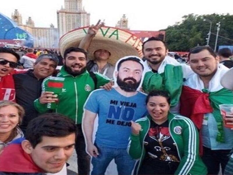 حضرت جماهير مكسيكية إلى روسيا من أجل متابعة منافسات كأس العالم وهي منقوصة من صديقها الممنوع من الخروج بسبب زوجته، ليرفعوا صورته في كل مكان يتوجهون إليه.