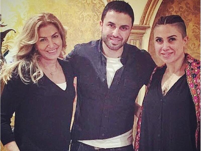 فاجأ الفنان اللبناني جاد شويري متابعيه عبر أنستجرام وشاركهم بصورة عائلية تجمعه بشقيقته وإحدى أقاربه الصورة كشفت قوة الشبه بين شويري وشقيقته بشكل كبير خاصة أن الأخيرة اعتمدت قصة شعر رجالية جعلتها أقرب لشقيقه وأعرب فانز جاد عن انبهارهم بشدة الشبه بين الشقيقين.