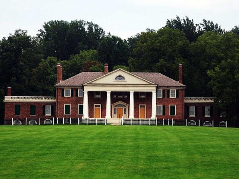 جيمس ماديسون: رابع رئيس للولايات المتحدة، كان يعيش في منزل يقع على 2650 فدانًا من الأراضي المحمية بإطلالات رائعة على جبال بلو ريدج على بعد ساعتين بالسيارة من واشنطن.
