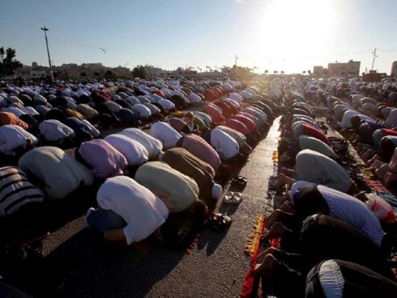 الأردن تتشابه بعض العادات بين السعودية و الأردن و ذلك بالذهاب لصلاة العيد و الاجتماع مع افراد العائلة بعد الصلاة. بعد ذلك يذهب العديد  لتهنئة الاقارب و الجيران وتقديم المال للأطفال وتسمى بالعيدية. ويقوم اهل البيت بتجهيز الحلويات مثل أقراص العيد لتقديمها للضيوف