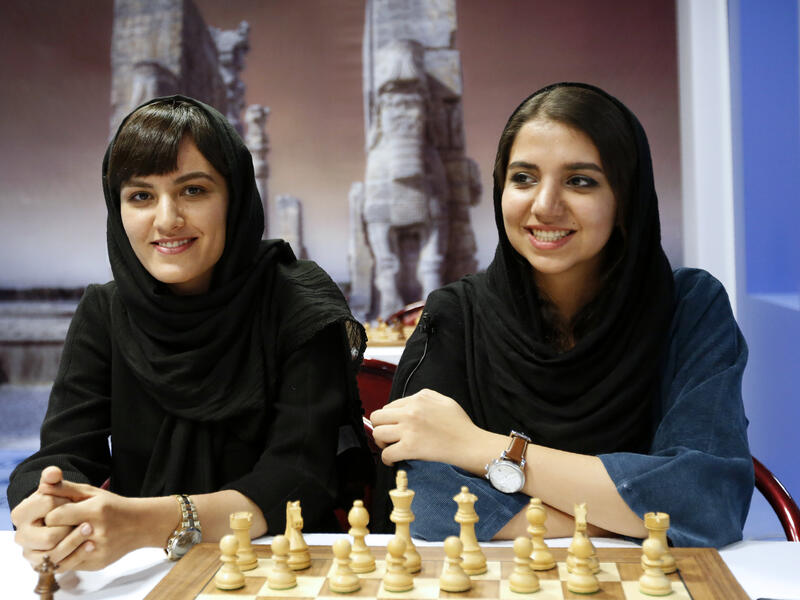 Iranian chess players Mitra Hejazipour (L) and Sara Khademalsharieh play at the Chess Federation in the capital Tehran on October 10, 2016. (AFP photo)