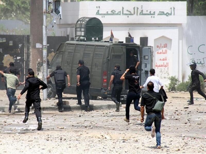 63 حالة اصابة نتيجة طلق ناري: وفيها حالات موثقة من اصابات في الميادين المصرية نتيجة اطلاق الرصاص الحي من قبل قوات الأمن.