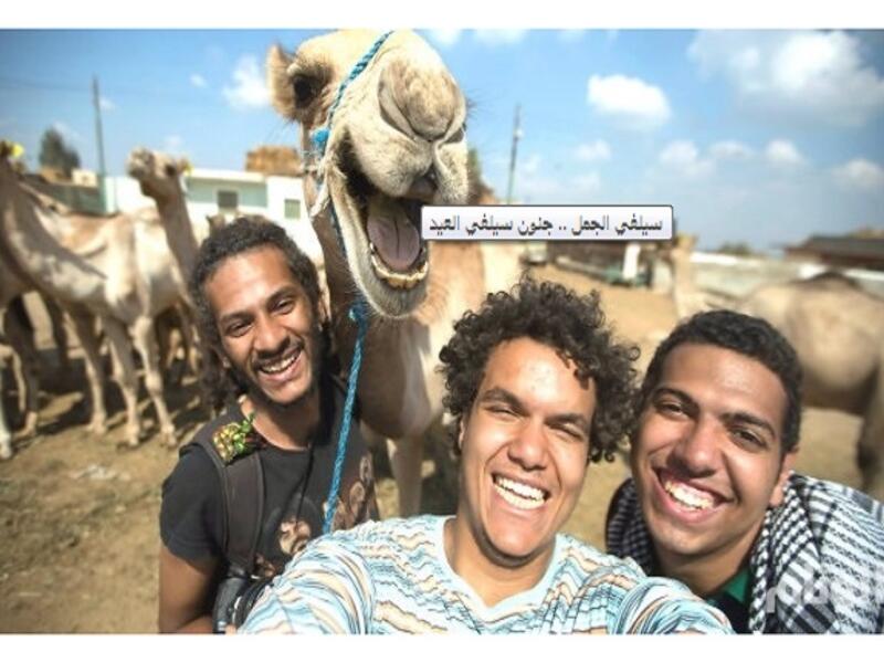 أخذ صور السيلفي، أصبح من أهم عادات العيد في بداياته، حتى يعود الناس إلى بيوتهم محتفظين بهذا الصورة اليتيمة التي تثبت مشاركتهم في العيد، لينتهي المطاف بملتقطيها إلى النوم طيلة أيام العيد.