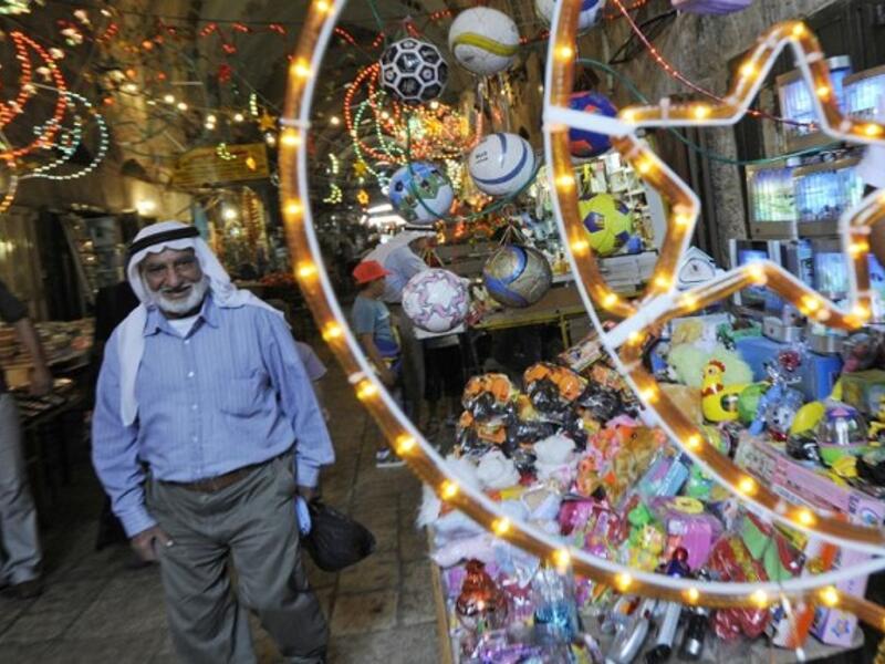 زينة رمضان: وذلك بتعليق الهلال والنجمة المضاءة بالكهرباء على واجهات المباني والشرفات، احتفالا بشهر رمضان المبارك، حيث تمتلئ الشوارع العربية بأشرطة الانارة ذلات الألوان المتعددة وبأشكال تحمل رموزا دينيا وروحية.