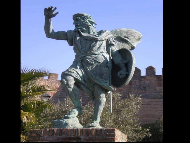 تمثال عبد الرحمن بن مروان الجليقي مؤسس بطليوس، أصله من أسرة إسبانية اعتنقت الاسلام. كان يسمى بالجليقي أسس بطليوس عام 875م ، وبنى فيها المساجد و المرافق و جعل منها مدينة مزدهرة لتكون واحدة من أقوى الممالك في الأندلس.