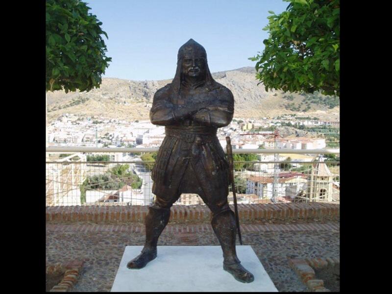 تمثال القائد إبراهيم بن علي العطار في لوشة وهو أحد أبنائها، كان قائدا شجاعا مقداماً، وجهه السلطان أبو عبد الله - آخر سلاطين بني الأحمر - للقتال في اليسانة وقتل في المعركة،كان قائدا لعسكر غرناطة .