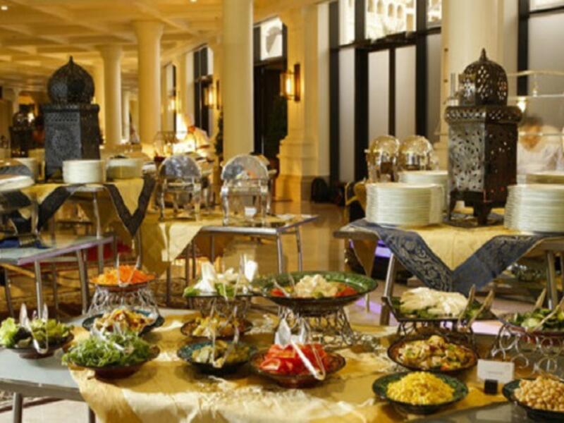 أهل الامارات يصومون أيضاً 15 ساعة مع درجات حرارة مرتفعه تصل إلى 45 درجة.