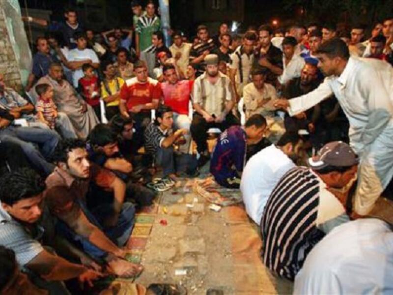يصوم أهل العراق 14 ساعة مع درجات حرارة مرتفعه تتراوح حول 45 درجة.