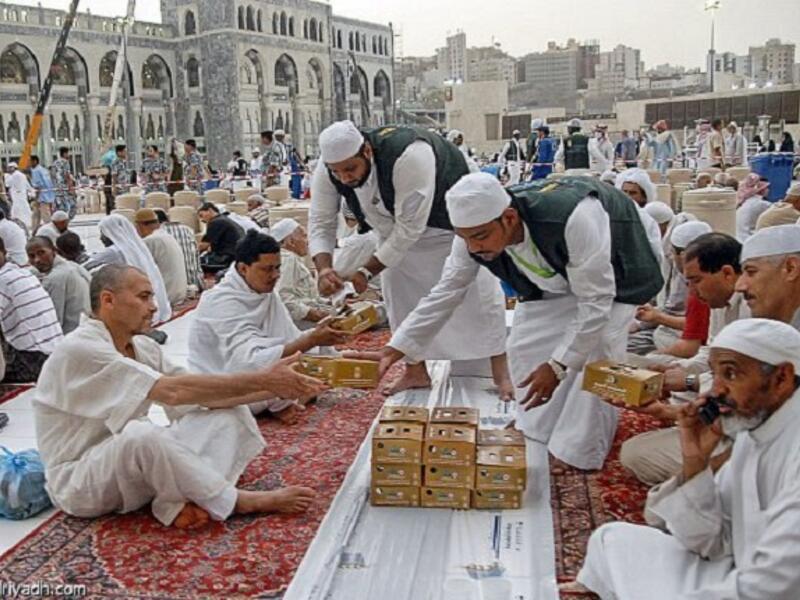 في السعودية تصل ساعات الصوم في رمضان إلى 15 ساعة، ودرجات الحرارة تتجاوز الأربعين درجة في أغلب أيام رمضان لتصل إلى 45 درجة.
