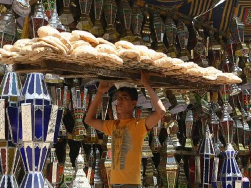 في مصر تصل ساعات الصوم في رمضان إلى 16 ساعة ونصف، وترتفع درجات الحرارة في المحافظات المصرية أعلى من 35 درجة نهاراً.