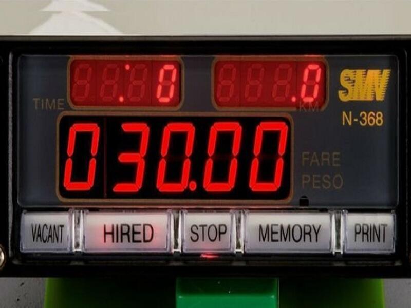 في اللحظة التي يقف فيها السائق لك، توقع أن يسألك عن الزيادة التي ستعطيه إياها قبل الصعود، أو أن يقول لك بأن العداد لا يعمل وان سألته لماذا؟! توقع أن يجيبك "أم العدد توفت في الأمس فهو غائب عن العمل!"