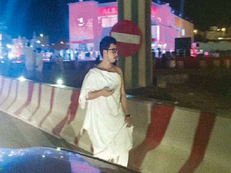 أثناء افتتاح مطعم البيك في السعودية ظهر في مقطع فيديو لشاب وهو مرتدي للباس الإحرام مساء الأربعاء وذلك ليثير استعطاف الناس، حيث تجمع المئات حول المطعم الذي أغلق فور افتتاحه.