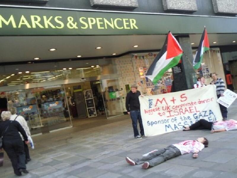 ماركس اند سبنسر - Marks & Spencer: كيانًا مؤيدًا للصهيونية منذ إنشائه، حيث أعلن العديد من أعضاء إدارته علنًا دعمهم للدولة الصهيونية. ولأكثر من 100 عام، كانت هذه أكبر قناة تجارية بين إسرائيل والمملكة المتحدة. ولكن في الآونة الأخيرة، نأوا بأنفسهم علنًا عن إقامة علاقات وأهداف "سياسية". وبما أن آخر التصريحات الداعمة لإسرائيل كانت حوالي عام 2000، فمن الصعب معرفة مدى دعم قيادتهم لإسرائيل.