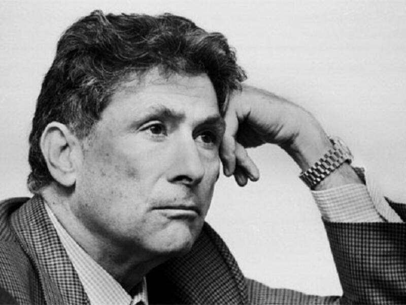 إدوارد سعيد مُنظر أدبي فلسطيني كان أستاذا جامعيا للغة الإنكليزية والأدب المقارن في جامعة كولومبيا ومن الشخصيات المؤسسة لدراسات ما بعد الكولونيالية كما كان مدافعا عن الشعب الفلسطيني، وصفه روبرت فيسك بأنه أكثر صوت فعال في الدفاع عن القضية الفلسطينية.