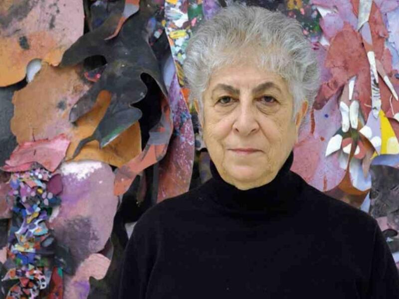 الفنانة الفلسطينية سامية الحلبي: وهي رسامة تشكيلية وباحثة فلسطينية من مواليد القدس، والتي اضطرت إلى مغادرتها بسبب نكبة 48، أول امرأة تدرس في مدرسة بيل للفنون، وصاحبة أطول فترة عمل على صعيد النساء العربيات في ساحة الفن، لها نشاط أكاديمي وبحثي مميز