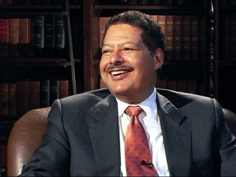 أحمد حسن زويل: عالم كيميائي مصري وأمريكي الجنسية حاصل على جائزة نوبل في الكيمياء لسنة 1999  قام باختراع ميكروسكوب يقوم بتصوير أشعة الليزر في زمن مقداره فمتوثانية وهكذا يمكن رؤية الجزيئات أثناء التفاعلات الكيميائية.