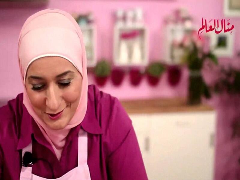 منال العالم: طباخة أردنية حازت برامجها في الطبخ على انتباه النساء العربيات، حتى امتدت شهرتها من برامجها التلفزيونية في رمضان إلى كتب الطعام وموقعها الالكتروني، ,لكن يظل لبرنامجها التلفزيوني ألقه وحضوره في كل عام.