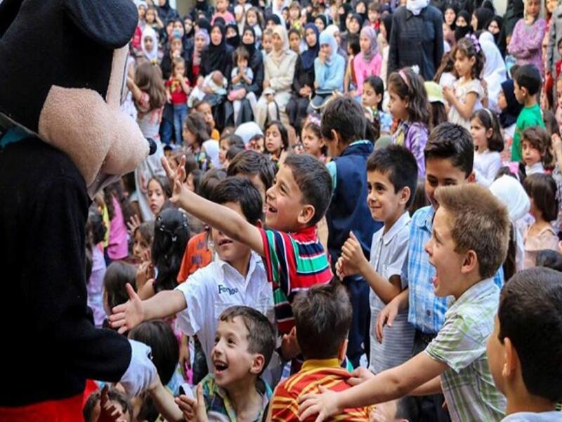 في الغوطة التي شهدت أقصى أنواع الحصار والتعذيب، قامت اللجان المحلية فيها بعمل احتفالية للأطفال مع انتهاء مدارسهم وتقديم الهدايا الرمزية جدا لهم، ليخففوا عنهم، سوء الحصار وقلة الطعام.