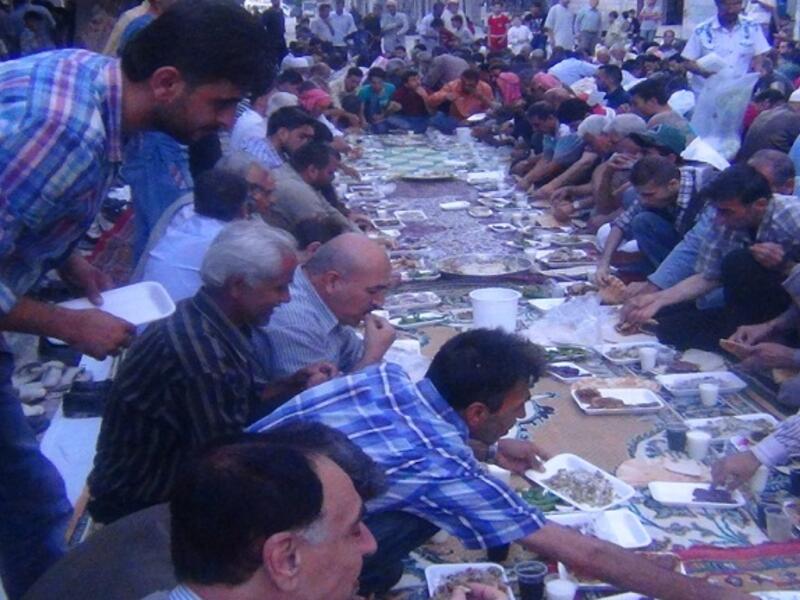في الشمال السوري تكثر الافطارات الجماعية التي يقدمها الميسورون والجمعيات للأهالي، إلا أن السؤال الأهم هنا؛ أين النساء من هذه السفر الرمضانية، ولماذا ليس لهن نصيب منها؟!