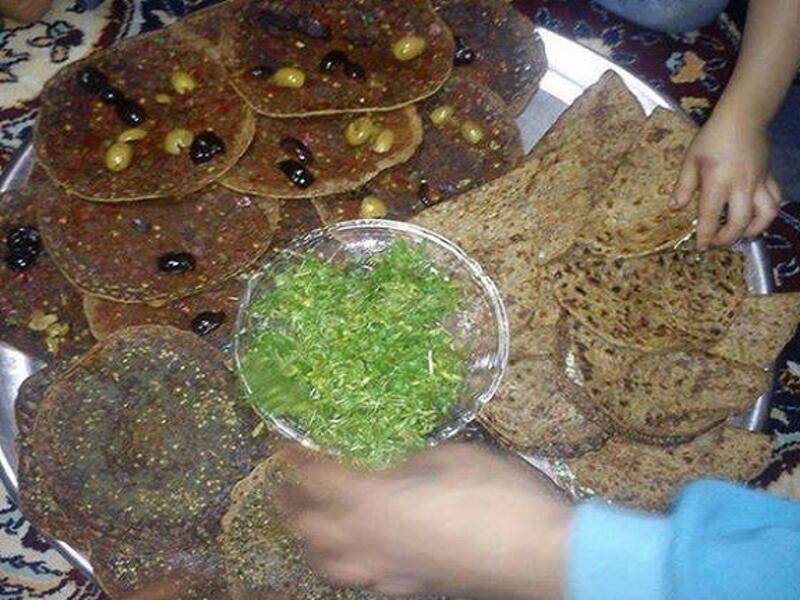 المحاصرون في مخيم اليرموك جنوب دمشق استعاضوا عن القمح والخبر غير المتوافر، بعجن العدس وصنع الخبز والفطائر منه! بل والهريسة أيضاً، رغم طعمها السيء، إلا أنهم وجدوا طريقتهم للحياة.