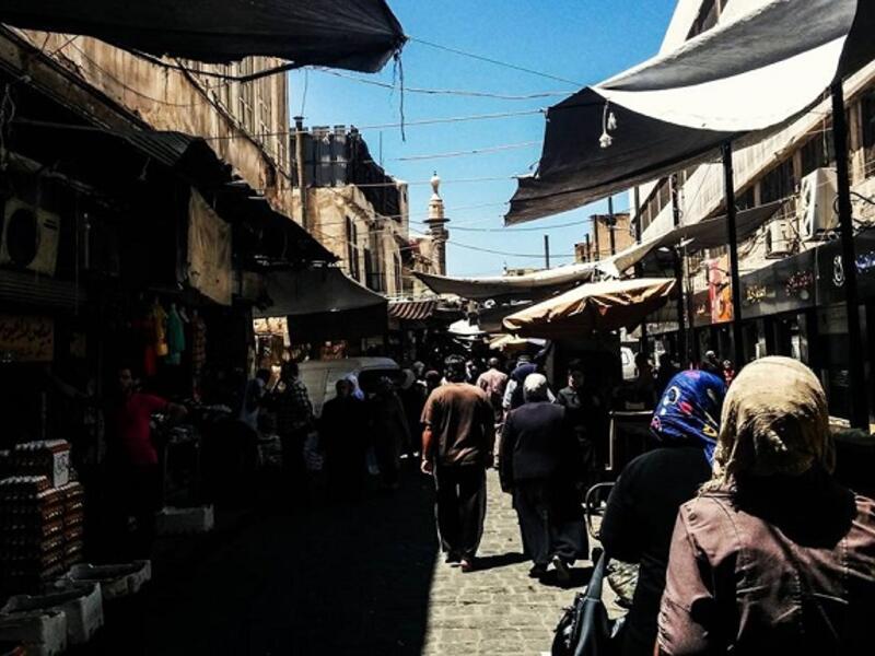بعض مناطق دمشق القديمة لا تزال تعيش حالة من الهدوء حيث يتسوق الناس حاجياتهم لكن بأسعار مرتفعه، كما هنا في حي باب سريجة أحد أحياء دمشق القديمة.
