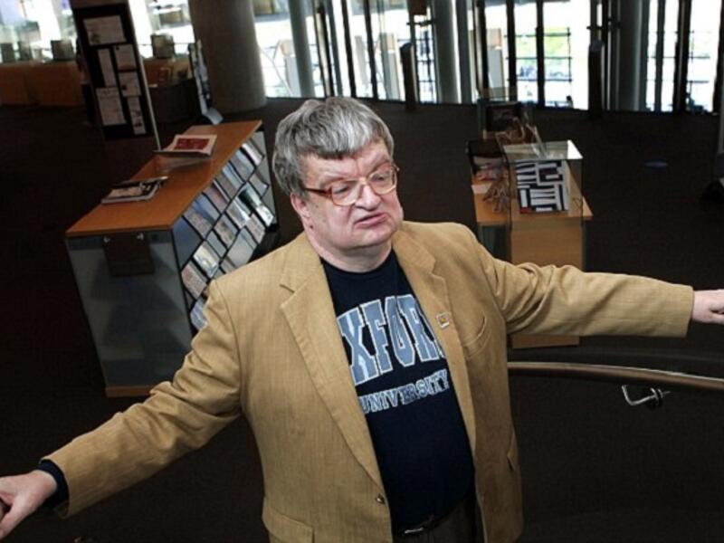 كيم بيك (Kim peek)، ربما أكثر رجل علم توحدي في العصر الحالي شهرة، ومصدر إلهام لفيلم "رجل المطر"، هو عالم توحدي يتميز بذاكرته الفوتوغرافية  حيث أنه قادر على قراءة كتاب من الحجم المتوسط في حوالي ساعة واحدة، ويمكن أن يتذكر حوالي 98٪ من ذلك الكتاب.