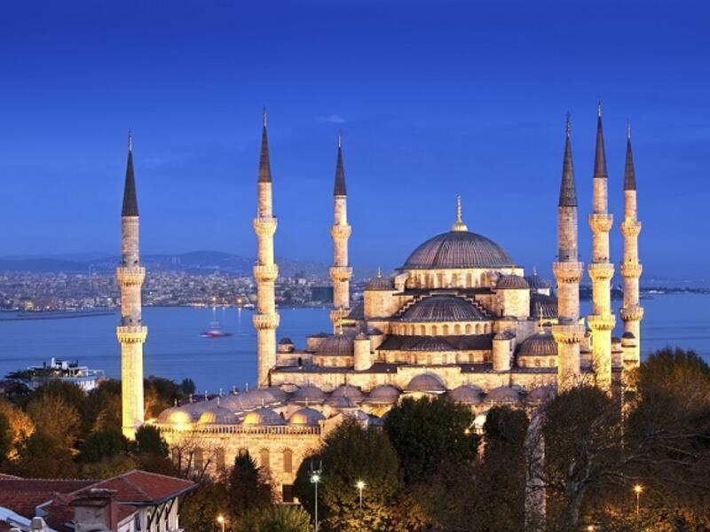 في اسطنبول  بتركيا أيضا تصل ساعات الصيام إلى 17 ساعة إلا أن درجات الحرارة ترتفع حول 30 درجة مئوية