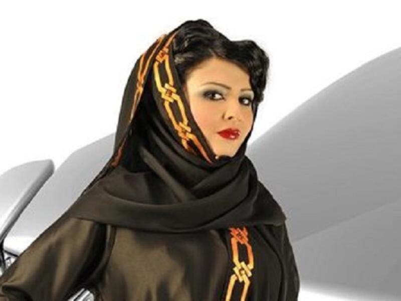 الشال الاماراتي: تضع المرأة الاماراتية في الوقت الحالي شالاً على رأسها لا يغطي شعرها بالكامل انما هو جزء من التقاليد الشعبية والالتزام الديني غير الكامل بالحجاب.