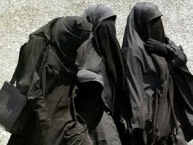 النقاب: منتشر في العالم الاسلامي أجمع، حيث لا يظهر من المرأة شيء، يختلف في بعض البلدان فقد تظهر العينين، أو يكون لونه مغايراً للأسود.