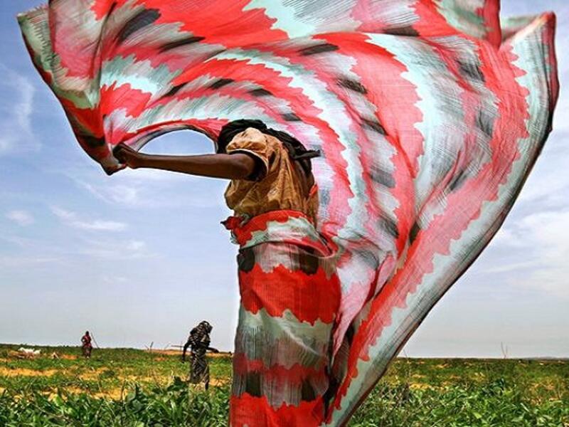 الحجاب أو اللفة السودانية تتميز بتنوع ألوانها وبطريقتها وضعه المرتبطة بالزي كاملاً حيث لا ينفصل غطاء الرأس عن الثوب المغطي للجسم.