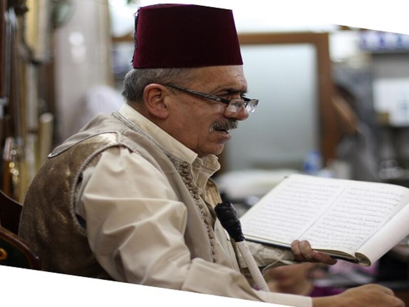 الطربوش: هو غطاء للرأس كالقبعة أحمر اللون أو من مشتقات اللون الأحمر، على شكل مخروط ناقص تتدلى من جانبه الخلفي حزمة من الخيوط الحريرية السوداء، يشتهر فيه السوريين واللبنانيين أهل المغرب.