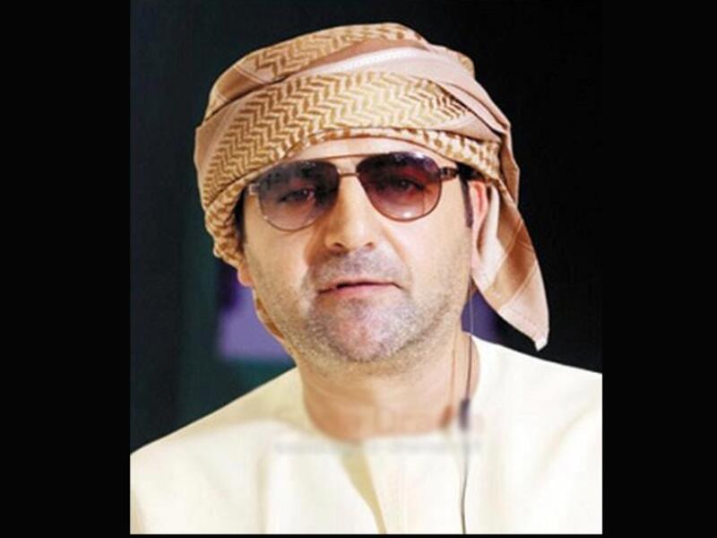 العصبة الاماراتية: وقد اصبحت متعددة الاأشكال وطرق اللف واضافة إلى ذلك أصبح الاماراتيون يستخدمون شماغات بألوان فاقعة لكنها جميلة مع تناسق الثوب الاماراتي.