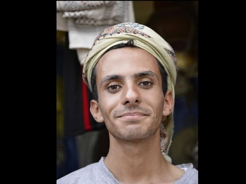 القاوق اليمني: ويمكن أن نجد نوعين الأول من قماش قطني بشكل كوفيتين يوضع بينهما قليل من القطن. وكان يلبسه الفقراء والأطفال الصغار، وهناك (قاوق القص) يتفننون بصناعته وبهرجته بالرسوم أو حتى بالآيات القرآنية.