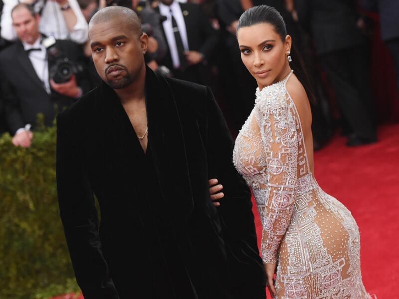 كيميه Kimye - وهو لقب الثنائي الذي يتألّف من نجمة تلفزيون الواقع كيم كارداشيان وزوجها المغني العالمي كانيه ويست، علماً بأنهما تزوّجا في عام 2014 ولديهما 3 أطفال وهم نورث وسانت وشيكاغو ويست، إشارةً إلى أنّ وُلدت عن طريق أم بديلة في مُنتصف شهر يناير من عامنا الحالي.