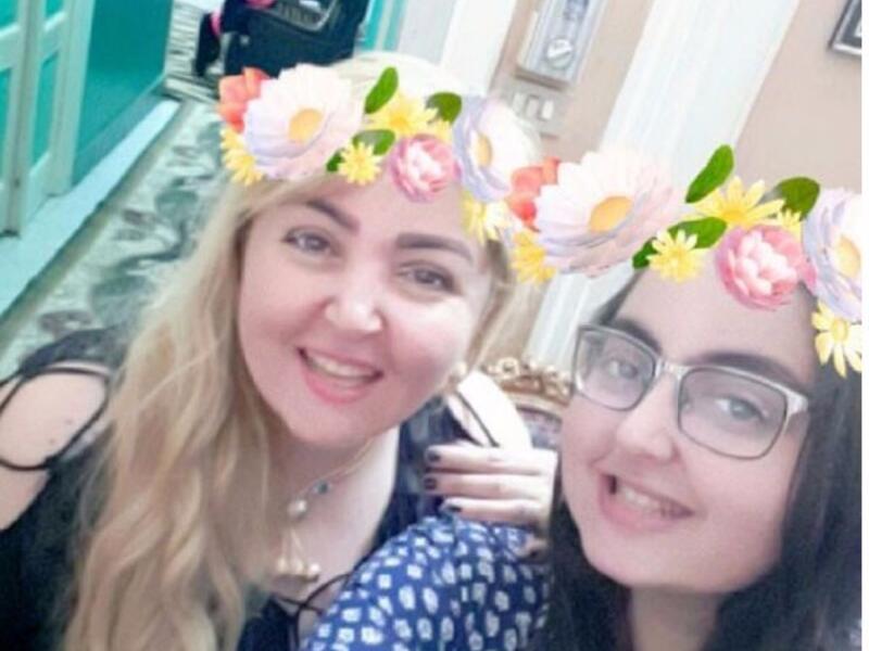 نشرت الفنانة مها أحمد صورة جمعتها بـ «فاتيما» ابنة شقيقها على موقع «انستجرام» مها اختبرت جمهورها في استطاعتهم تفريقها عن ابنة شقيقها نظرا للشبه الكبير الذي يجمعهما: «انا وفاتيما بنت اخويا خالد ياترى مين فينا مها؟» جمهور الفنانة تغزلوا في جمالها وابنة شقيقتها.