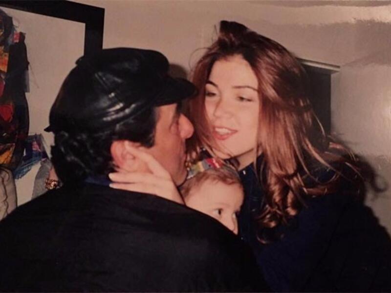 شاركت الفنانة مي حريري جمهورها عبر «إنستجرام» بصورة ملحم جنيور وهو طفل صغير برفقة والده الفنان الراحل ملحم بركات قائلة: «أنظر يا ابني إلى الصورة وسوف ترى كم أحبَّك واهتمَّ بك والدك كان يفتخرُ بك كثيراً صلّي لأجله ولا تفقد الأمل نهائيّاً.. أمك الحبيبة».