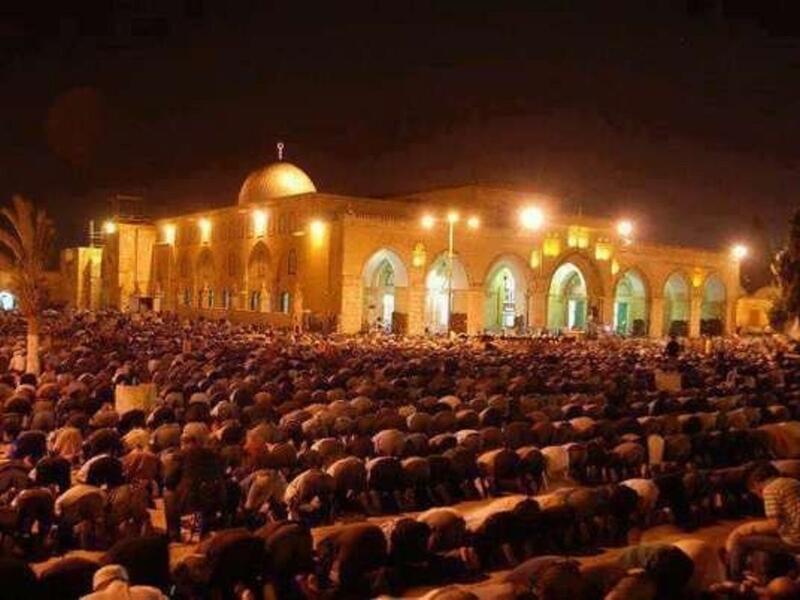 الإسراء: هي تلك الرحلة الأرضية وذلك الانتقال العجيب، بالقياس إلى مألوف البشر، الذي تمَّ بقدرة الله من المسجد الحرام إلى المسجد الأقصى، والوصول إليه في سرعة تتجاوز الخيال.
