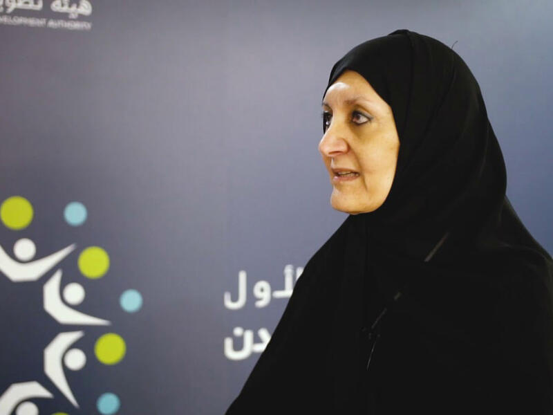 والدتها فهي الأميرة هيفاء ابنة الملك فيصل والأميرة عفت، وينسب للأخيرة الفضل في تعليم الفتيات بالسعودية، فهي صاحبة مبادرة تطوير التعليم وتأسيس أول كلية للفتيات بالمملكة.